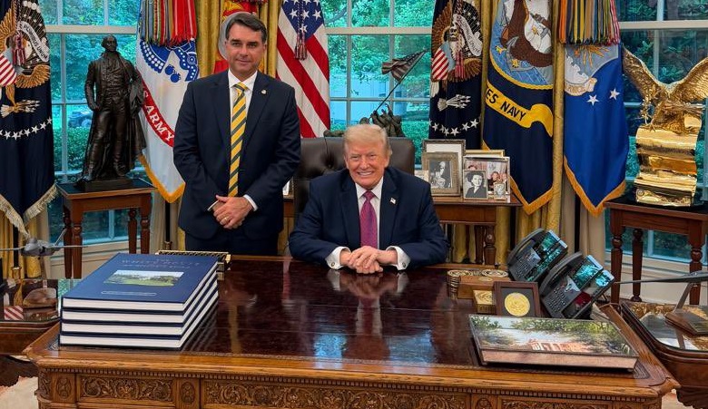 Flávio Bolsonaro diz ter pedido a Trump para não taxar produtos do Brasil flavio-bolsonaro-diz-ter-pedido-a-trump-para-nao-taxar-produtos-do-brasil