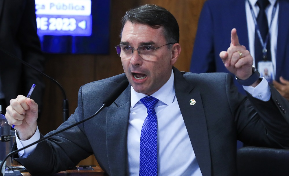 Flávio Bolsonaro diz que Lula ‘faz de tudo’ para provocar os EUA flavio-bolsonaro-diz-que-lula-‘faz-de-tudo’-para-provocar-os-eua