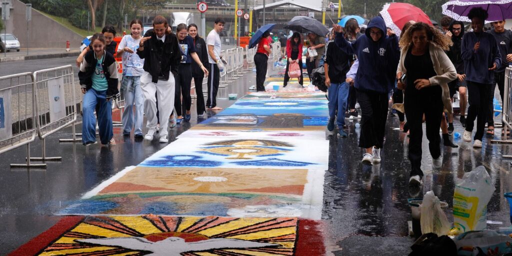 Fiéis enfrentam chuva para fazer tapetes de Corpus Christi no Rio fieis-enfrentam-chuva-para-fazer-tapetes-de-corpus-christi-no-rio