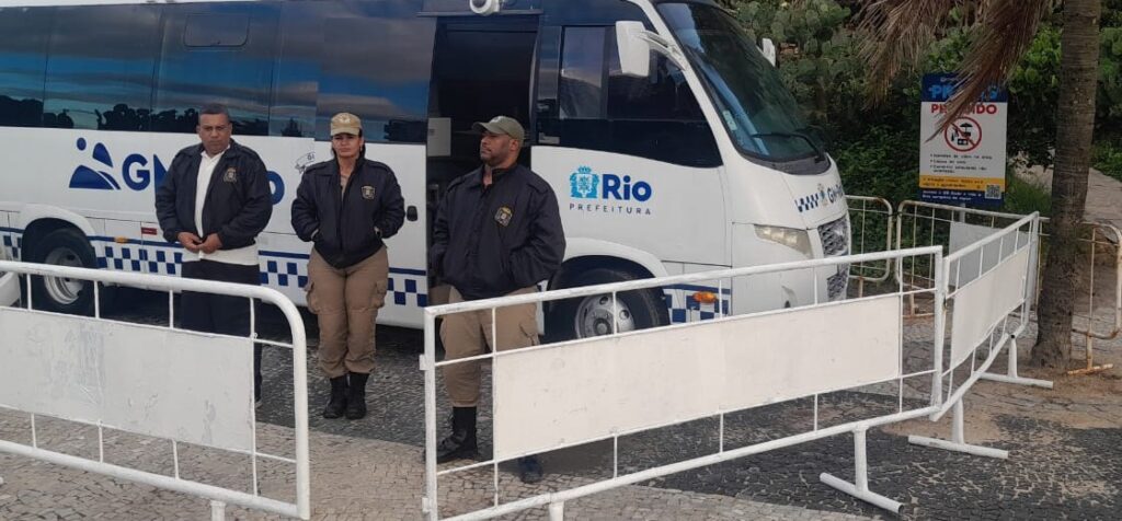 Turista espanhol cai na Pedra do Arpoador e é resgatado por guardas municipais e bombeiros turista-espanhol-cai-na-pedra-do-arpoador-e-e-resgatado-por-guardas-municipais-e-bombeiros