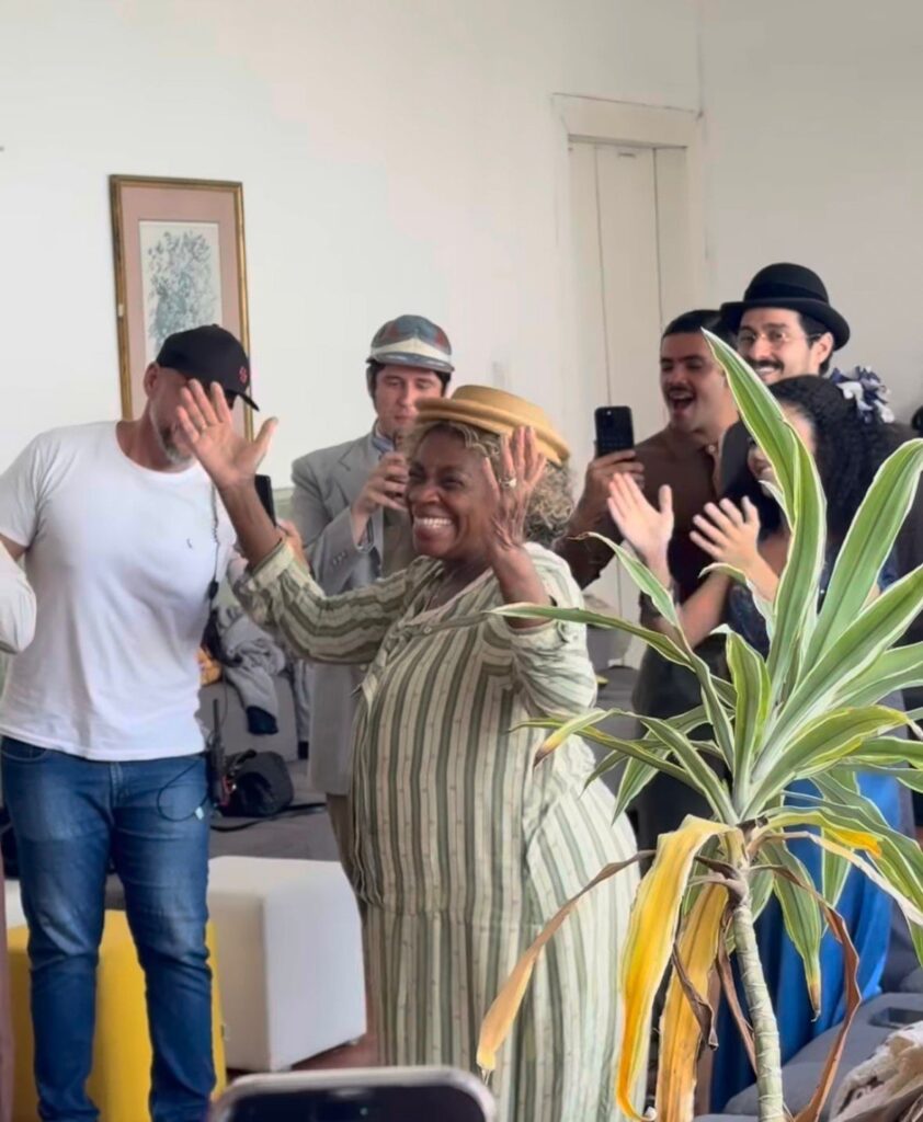 Zezé Motta faz 82 anos e ganha bolo e parabéns de colegas de ‘A nobreza do amor’; vídeo zeze-motta-faz-82-anos-e-ganha-bolo-e-parabens-de-colegas-de-‘a-nobreza-do-amor’;-video