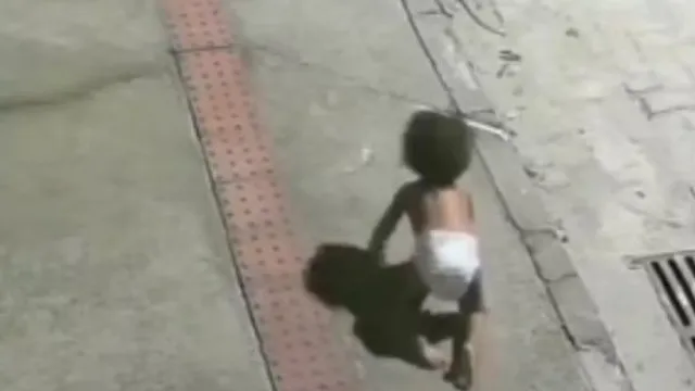 Bebê engatinhando sozinha na rua é salva por motoqueiro no ES bebe-engatinhando-sozinha-na-rua-e-salva-por-motoqueiro-no-es