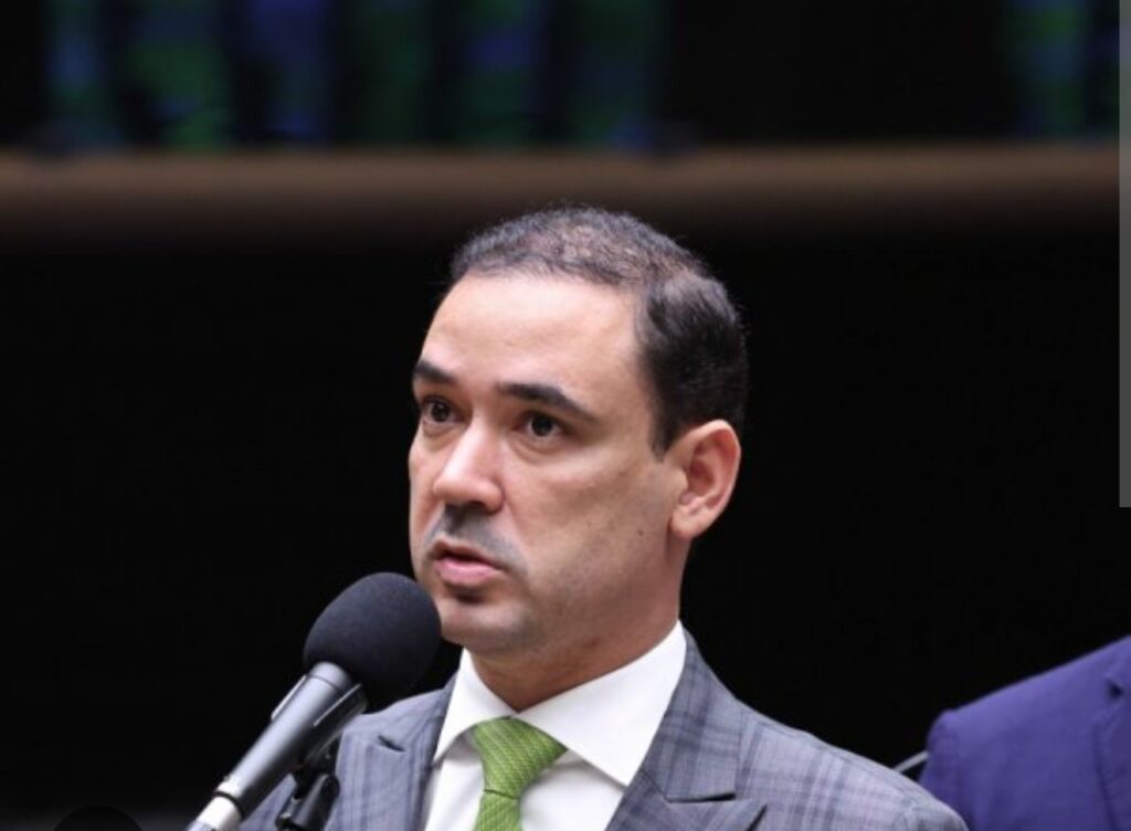 Vicentinho reage à divulgação de fotos com vereador de Palmas e fala em apuração sobre origem das imagens