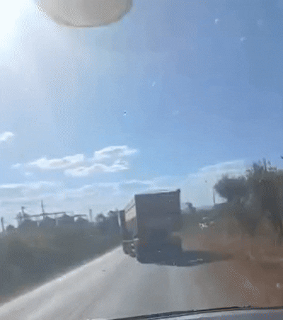 Carreta carregada de milho tomba após motorista tentar ultrapassagem na BR-010; carreta-carregada-de-milho-tomba-apos-motorista-tentar-ultrapassagem-na-br-010;