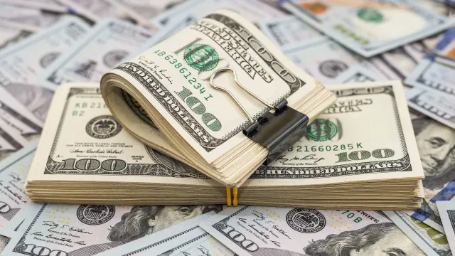 Dólar opera em alta e Bolsa recua com repercussão de taxa de 25% dos EUA sobre o Brasil dolar-opera-em-alta-e-bolsa-recua-com-repercussao-de-taxa-de-25%-dos-eua-sobre-o-brasil