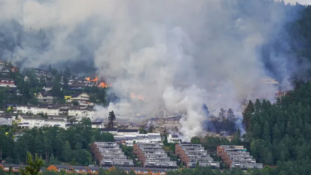 Mais de 100 casas “totalmente destruídas” em incêndio na Noruega mais-de-100-casas-“totalmente-destruidas”-em-incendio-na-noruega