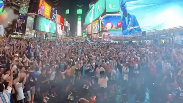 Torcedores da Argentina causam ‘loucura’ na Times Square noite dentro torcedores-da-argentina-causam-‘loucura’-na-times-square-noite-dentro