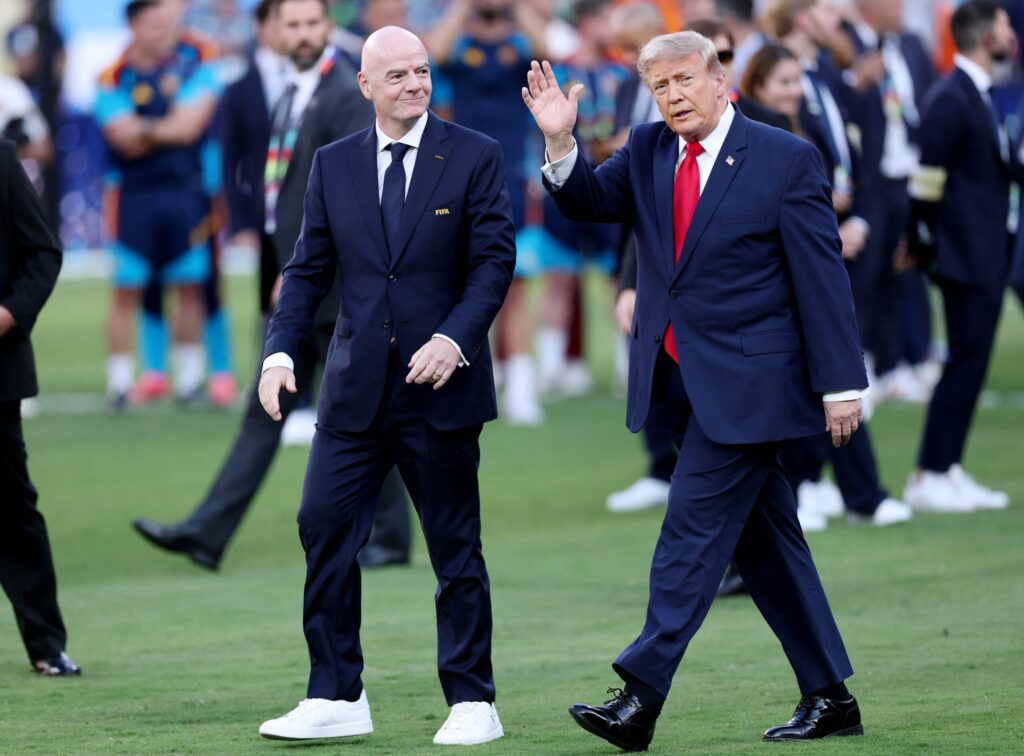 Poupado dos telões durante toda a final, Trump é vaiado ao entrar no gramado poupado-dos-teloes-durante-toda-a-final,-trump-e-vaiado-ao-entrar-no-gramado