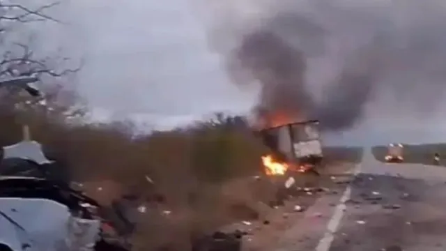 Acidente entre van e caminhão mata sete pessoas no sertão de Pernambuco acidente-entre-van-e-caminhao-mata-sete-pessoas-no-sertao-de-pernambuco