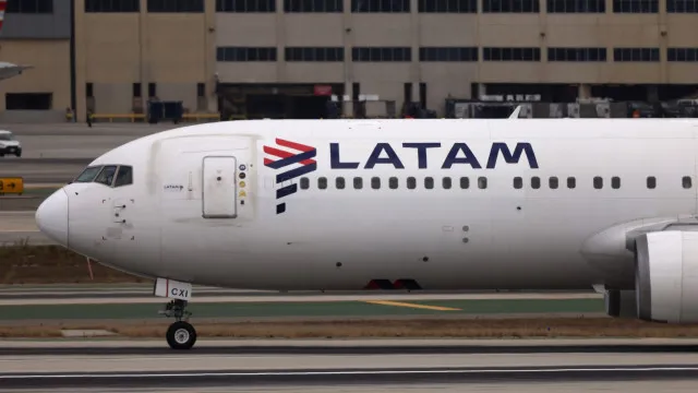 Avião da Latam é obrigado a arremeter após aproximação de balão na pista do Galeão, no Rio aviao-da-latam-e-obrigado-a-arremeter-apos-aproximacao-de-balao-na-pista-do-galeao,-no-rio