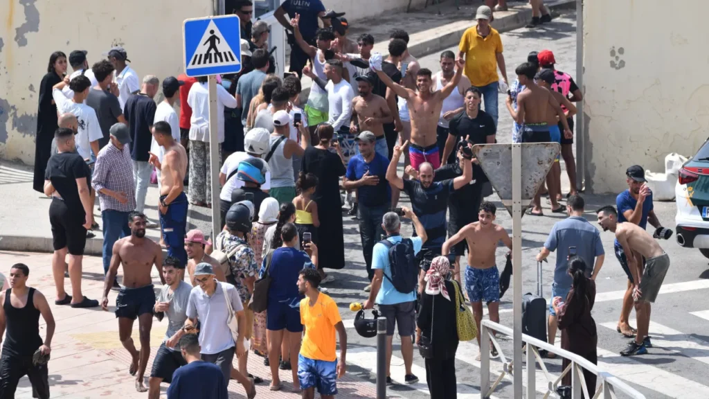 Migrantes dormem em cemitério de Ceuta uma semana após agravamento de crise migratória migrantes-dormem-em-cemiterio-de-ceuta-uma-semana-apos-agravamento-de-crise-migratoria