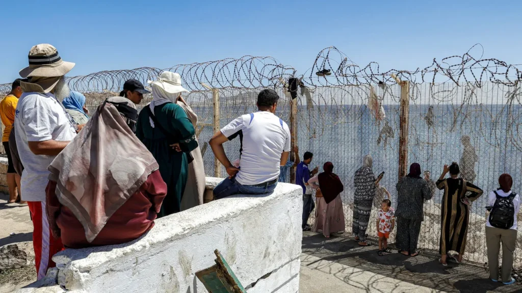 Imigrante morre ao cair no mar tentando entrar em Ceuta de parapente imigrante-morre-ao-cair-no-mar-tentando-entrar-em-ceuta-de-parapente