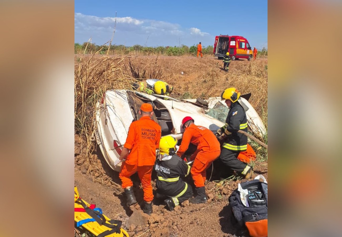 Duas pessoas morrem e três ficam feridas após carro capotar na TO-455, em Porto Nacional duas-pessoas-morrem-e-tres-ficam-feridas-apos-carro-capotar-na-to-455,-em-porto-nacional