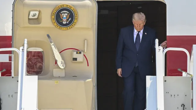 Trump deixou cúpula da Otan em voo militar secreto após ameaça do Irã trump-deixou-cupula-da-otan-em-voo-militar-secreto-apos-ameaca-do-ira