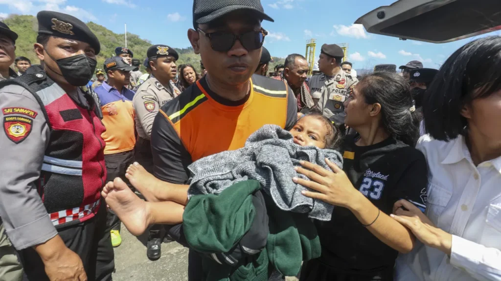 Barco pega fogo com mais de 170 pessoas a bordo na Indonésia; veja barco-pega-fogo-com-mais-de-170-pessoas-a-bordo-na-indonesia;-veja