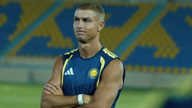 Cristiano Ronaldo volta das férias e surpreende fãs com mudança no visual cristiano-ronaldo-volta-das-ferias-e-surpreende-fas-com-mudanca-no-visual