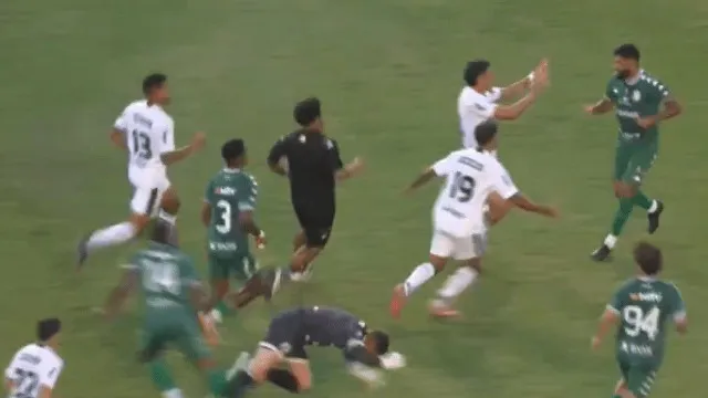 Ex-Palmeiras, Luan soca adversários após expulsão por cotovelada na Série D ex-palmeiras,-luan-soca-adversarios-apos-expulsao-por-cotovelada-na-serie-d