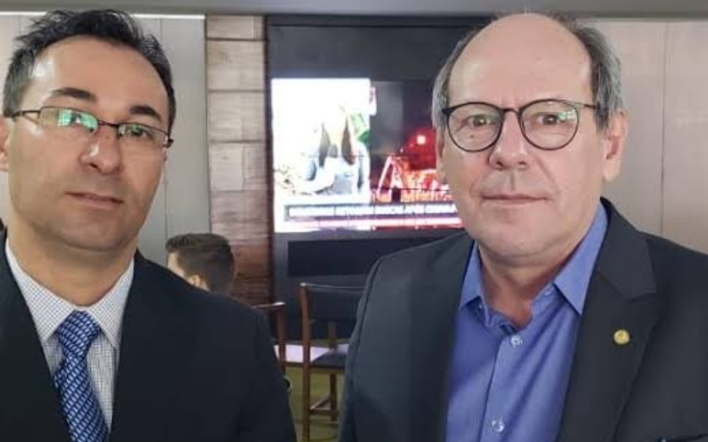 Caiu um senador, abriu uma vaga: Wagner agora ganha a desculpa perfeita para embarcar com Dimas