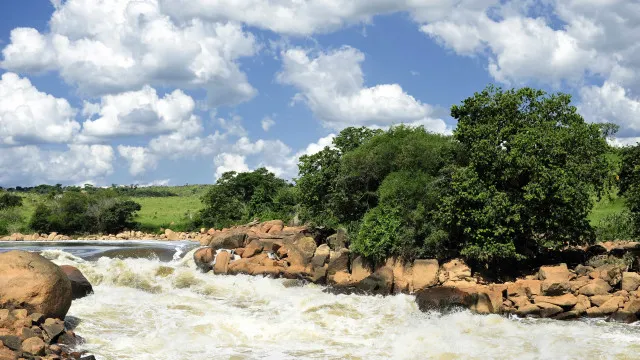 Rio Tietê fica com a água escura na região de Salto (SP) rio-tiete-fica-com-a-agua-escura-na-regiao-de-salto-(sp)