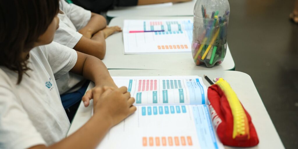prazo-para-escolas-escolherem-livros-didaticos-para-2027-termina-hoje