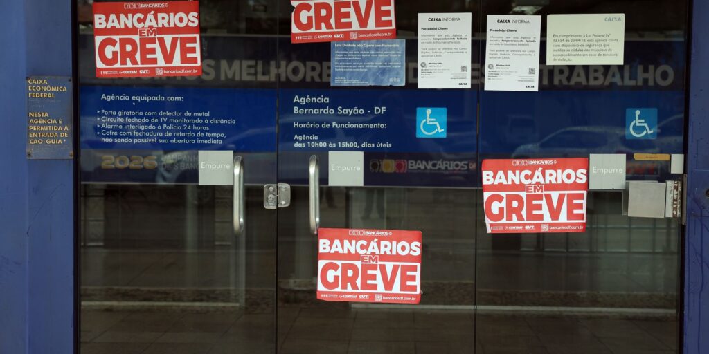 Bancários rejeitam proposta da Caixa e mantêm greve nacional bancarios-rejeitam-proposta-da-caixa-e-mantem-greve-nacional