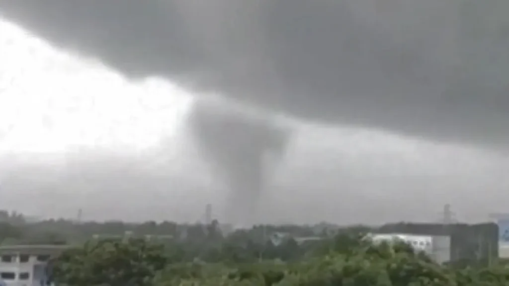 Durante forte tempestade, tornado atinge escola no sul da China; veja! durante-forte-tempestade,-tornado-atinge-escola-no-sul-da-china;-veja!